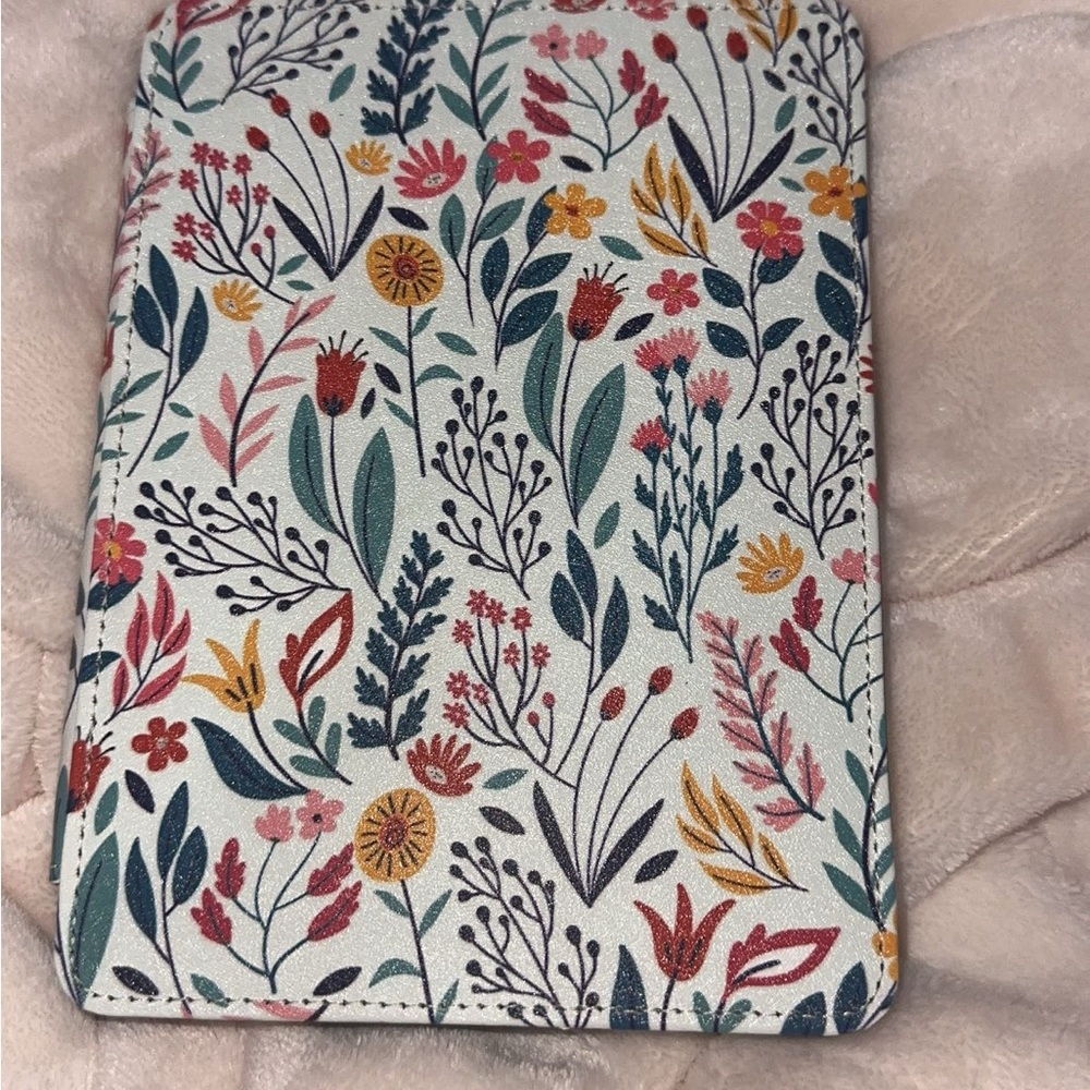 Kindle Paperwhite (8GB) w/ Case - Picture 8 of 11
